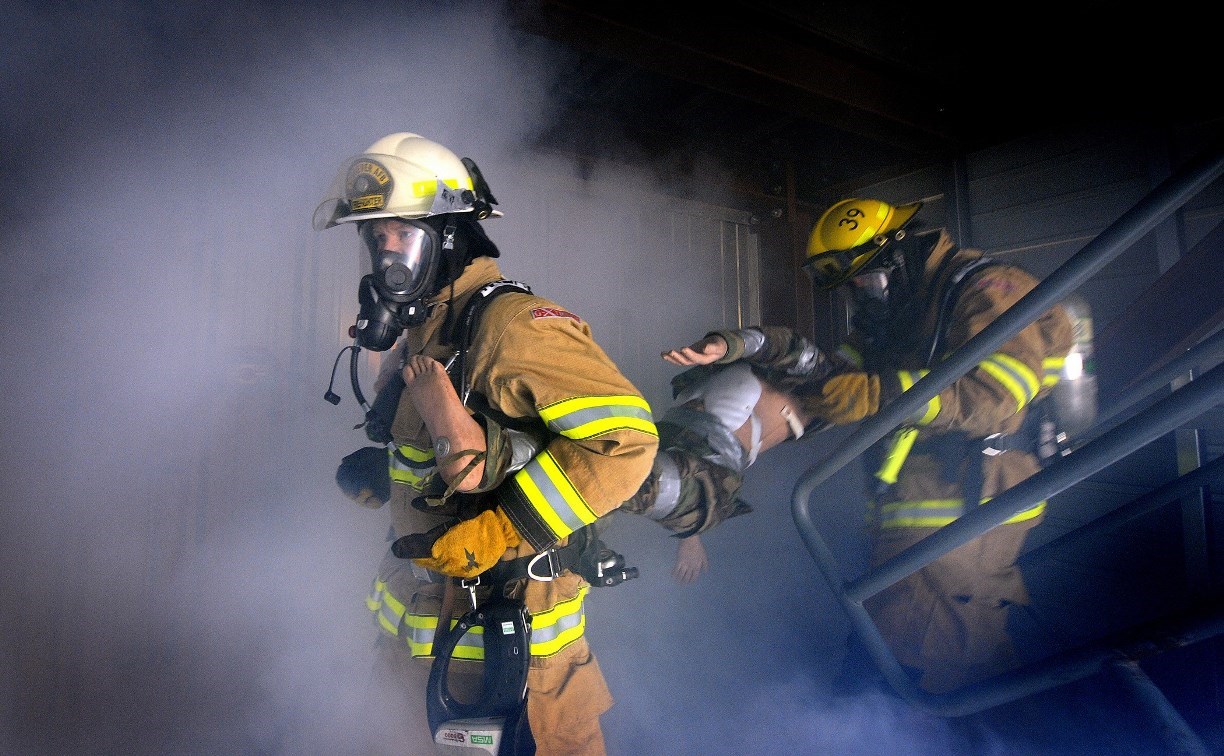 Постройка с погребом полыхала в Долинском районе