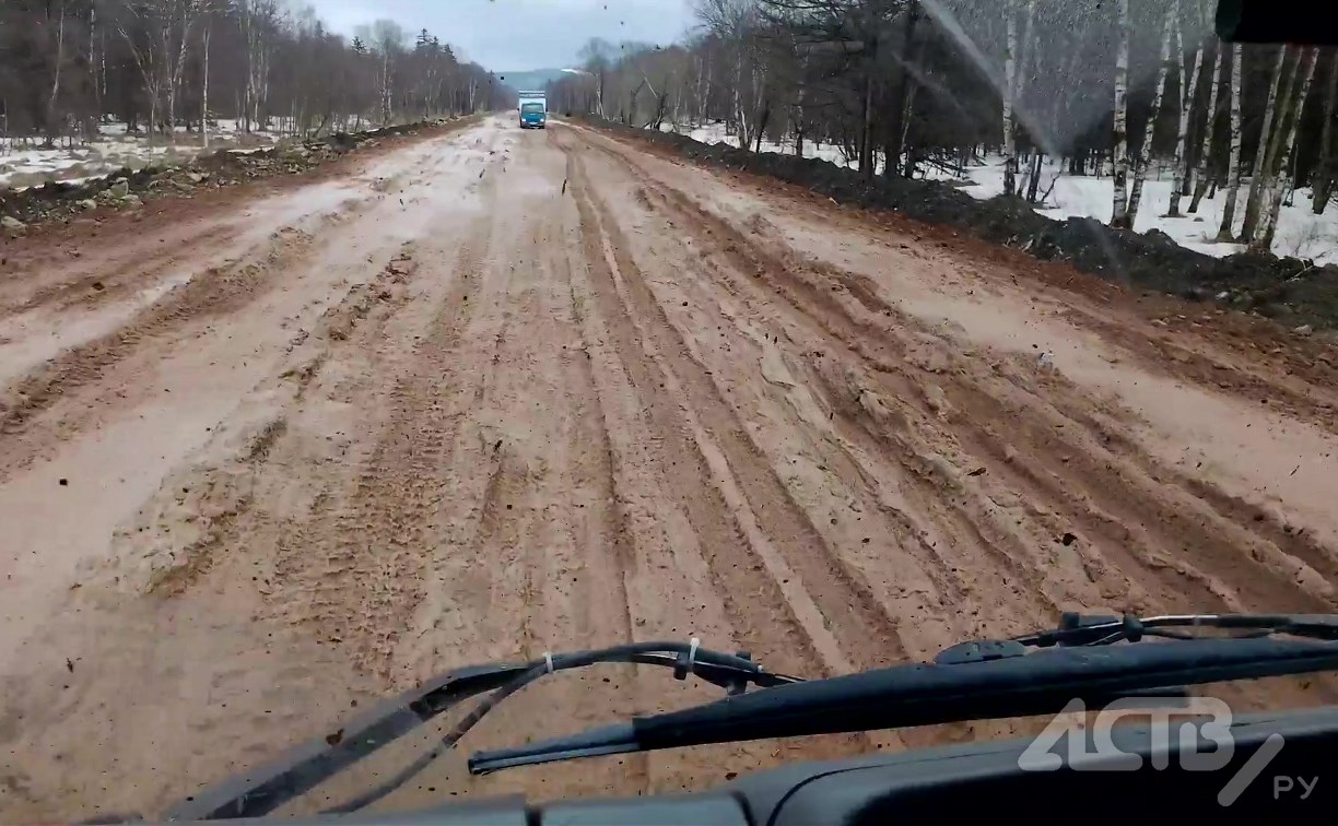 Ни пройти ни проехать: участок трассы в Углегорском районе превратился в бездорожье