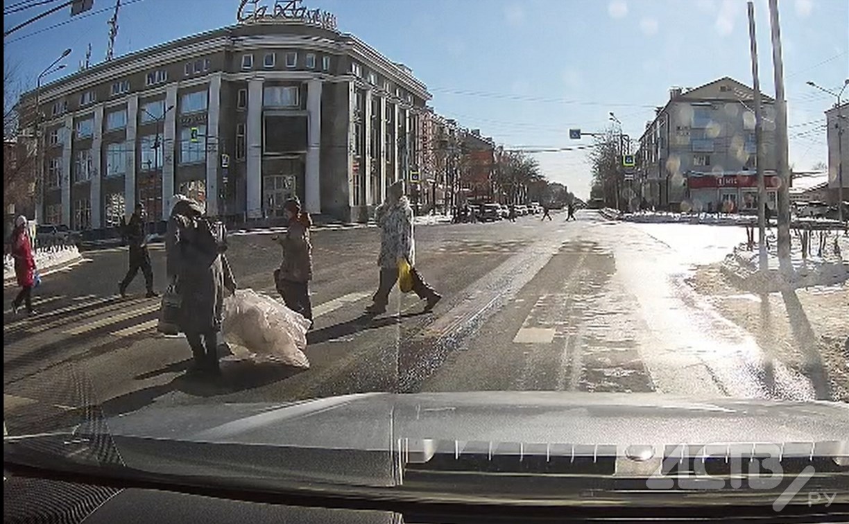 Автомобилист в Южно-Сахалинске восхитился добрым поступком пешехода