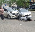 “Госномер отлетел, бампер отвалился”: в Южно-Сахалинске не смогли разъехаться две иномарки