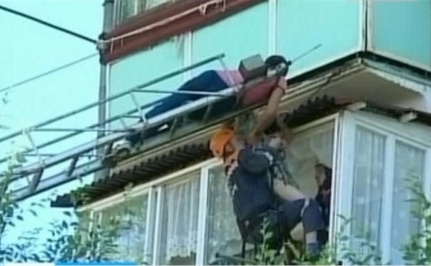 В биробидажне пенсионерка выпала с балкона и застряла между .