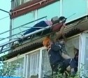 В Биробиджане пенсионерка выпала с балкона и застряла между этажами