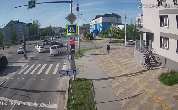 Микроавтобус внезапно вылетел на перекрёсток и устроил ДТП в Южно-Сахалинске