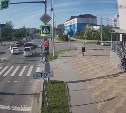 Микроавтобус внезапно вылетел на перекрёсток и устроил ДТП в Южно-Сахалинске