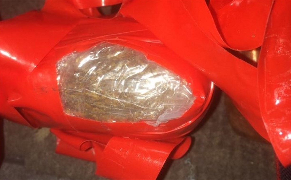 Крупную партию наркотика нашли у пассажира иномарки в Южно-Сахалинске