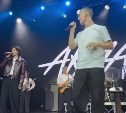 Певец Akmal' увидел в соцсетях парня с Сахалина и пригласил его на сцену