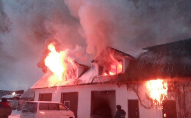 Пожар в Южно-Сахалинске уничтожил автосервис и находившийся в нем внедорожник