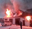Пожар в Южно-Сахалинске уничтожил автосервис и находившийся в нем внедорожник