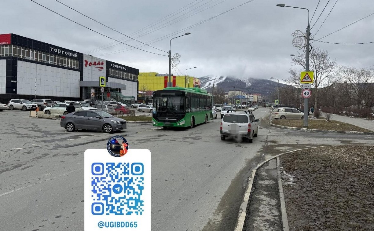 Пассажирка автобуса упала и получила травмы из-за экстренного торможения водителя в Южно-Сахалинске 