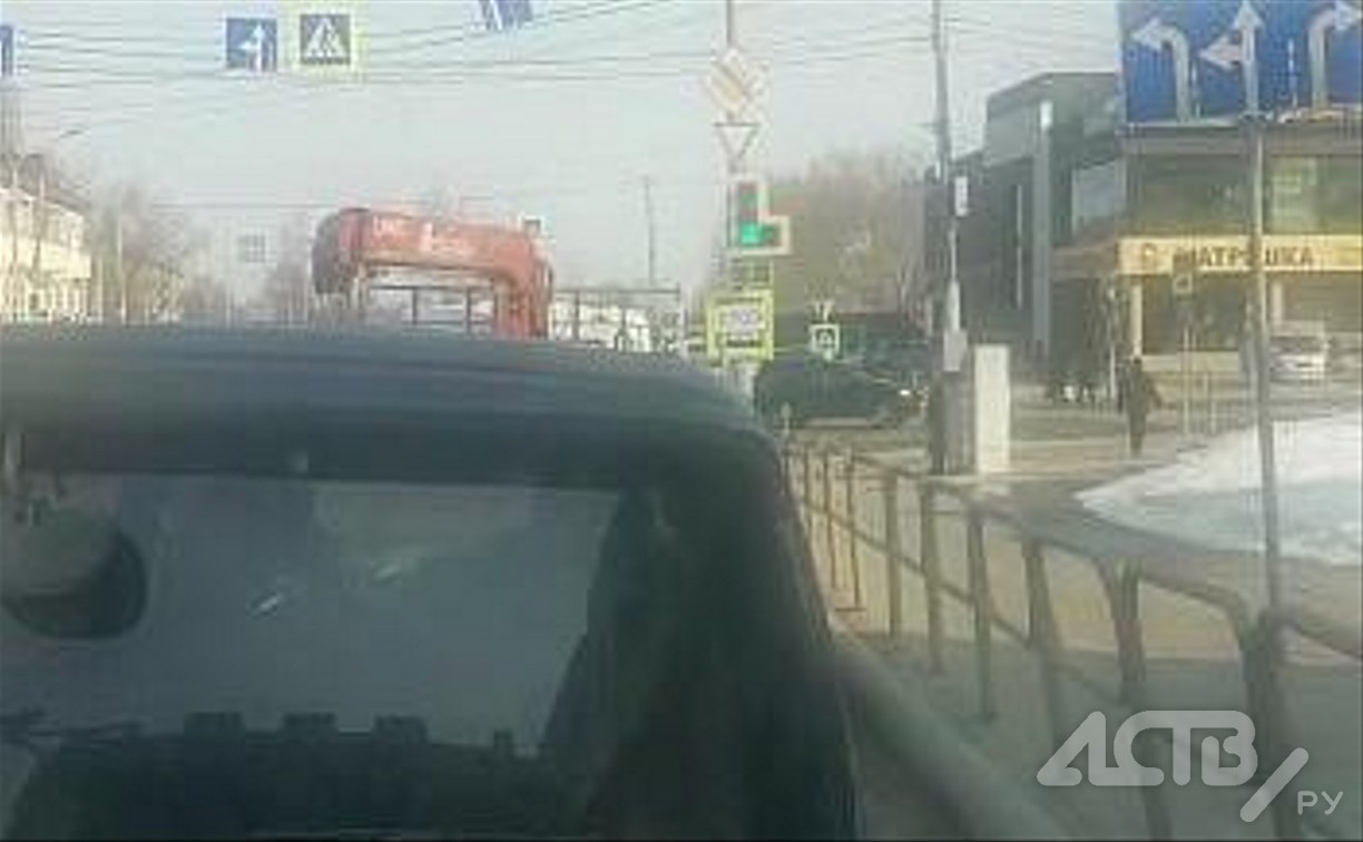 Южносахалинцы ругают умный светофор на перекрёстке Сахалинской-Железнодорожной