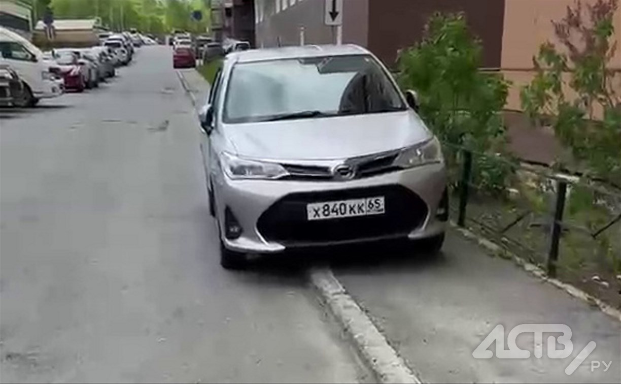 В ЖК "Аралия" в Южно-Сахалинске автомобилисты оккупировали тротуары