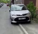 В ЖК "Аралия" в Южно-Сахалинске автомобилисты оккупировали тротуары