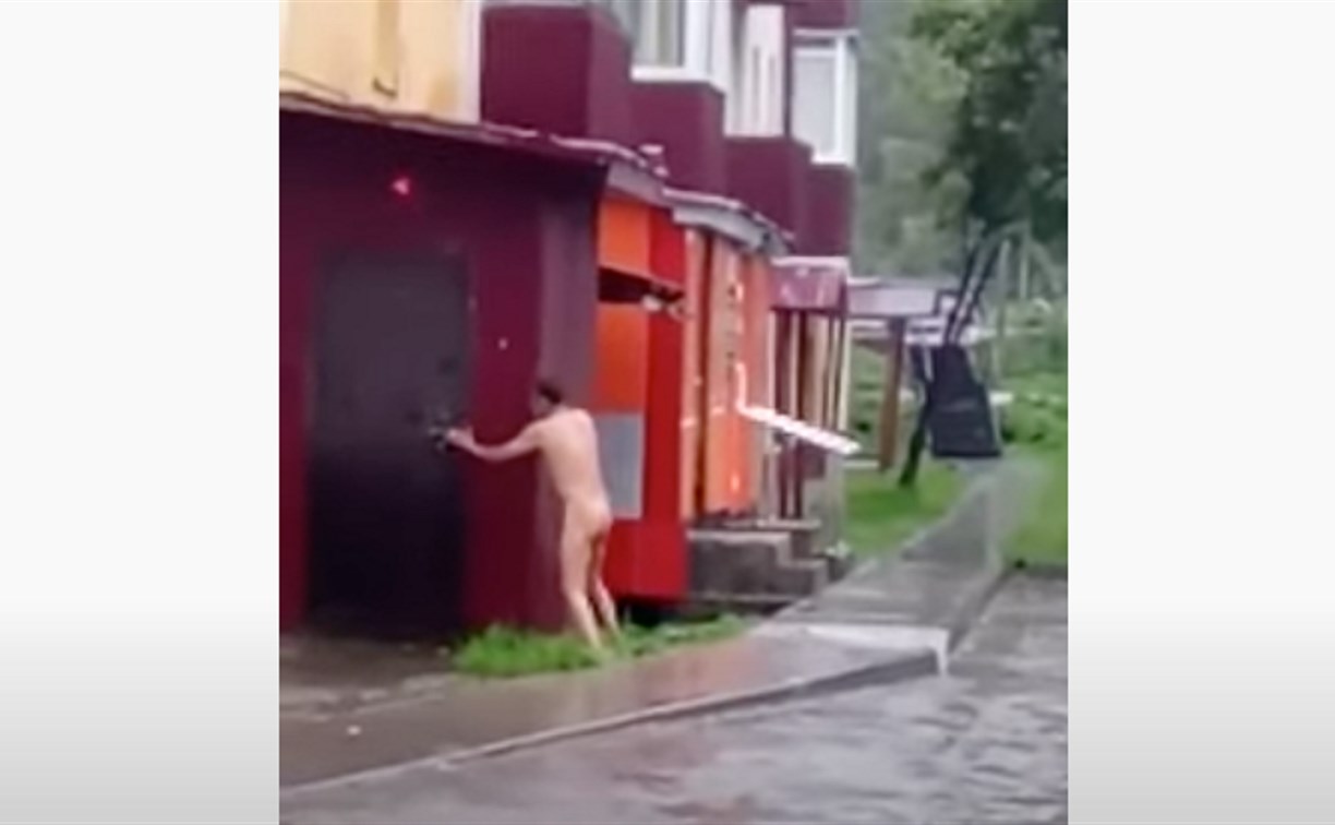 "Вот это Углегорск!": голого мужчину заметили на оживленной улице города