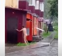 "Вот это Углегорск!": голого мужчину заметили на оживленной улице города