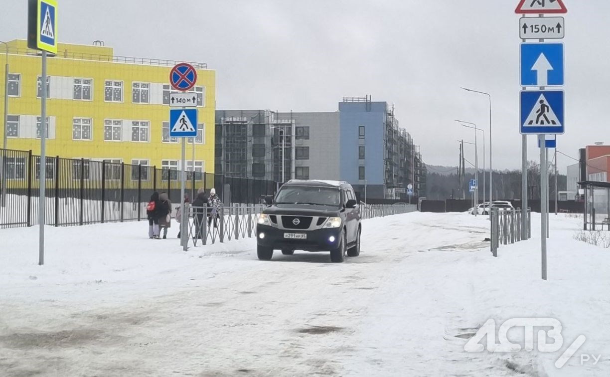 Южносахалинец просит сотрудников ГАИ приструнить массу автохамов возле школы №25