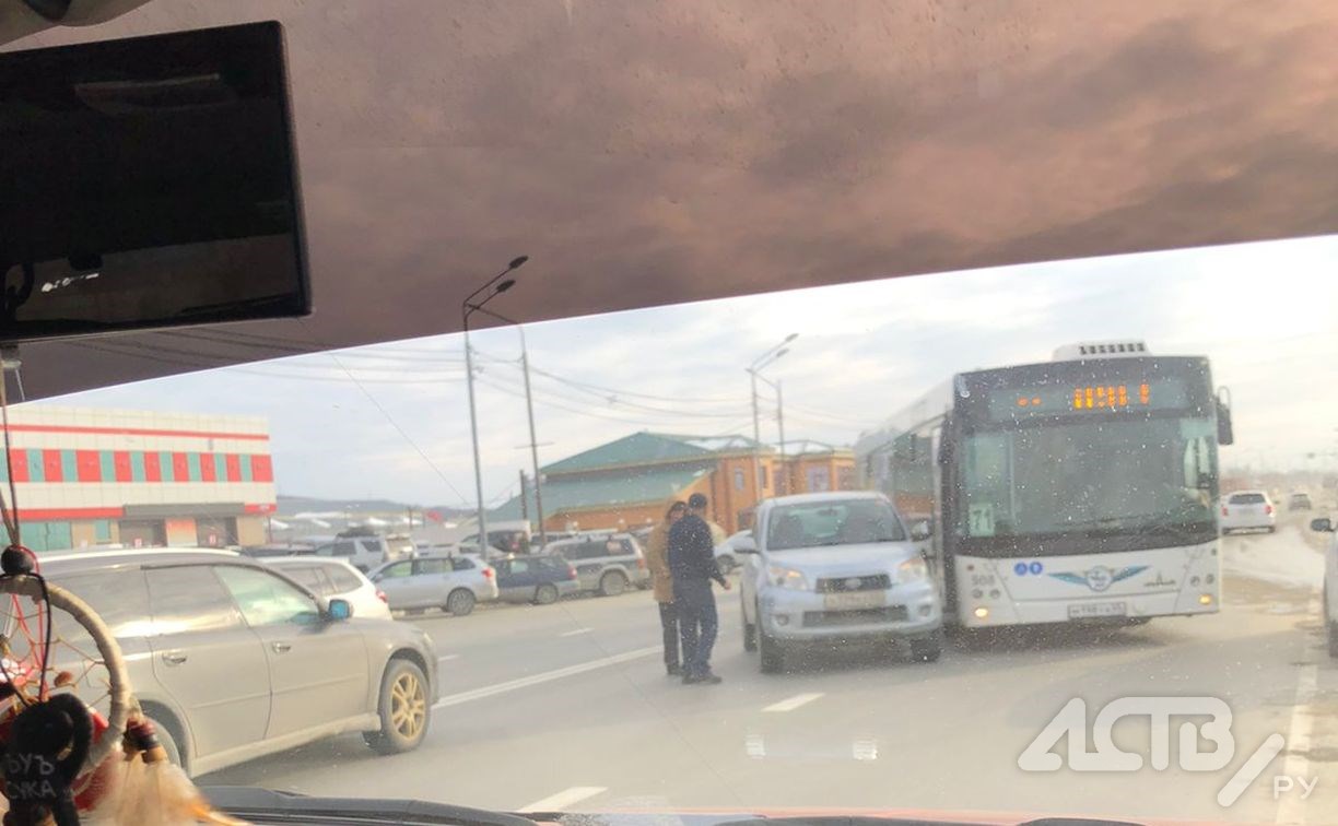 Ещё один пассажирский автобус попал в ДТП в Южно-Сахалинске