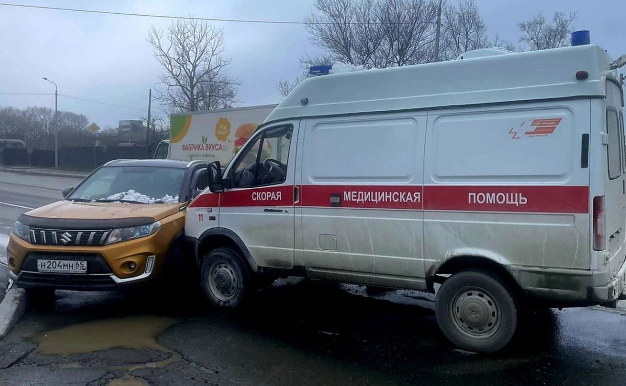Автомобиль скорой помощи попал в ДТП в Южно-Сахалинске - в салоне находилась пациентка