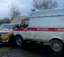 Автомобиль скорой помощи попал в ДТП в Южно-Сахалинске - в салоне находилась пациентка