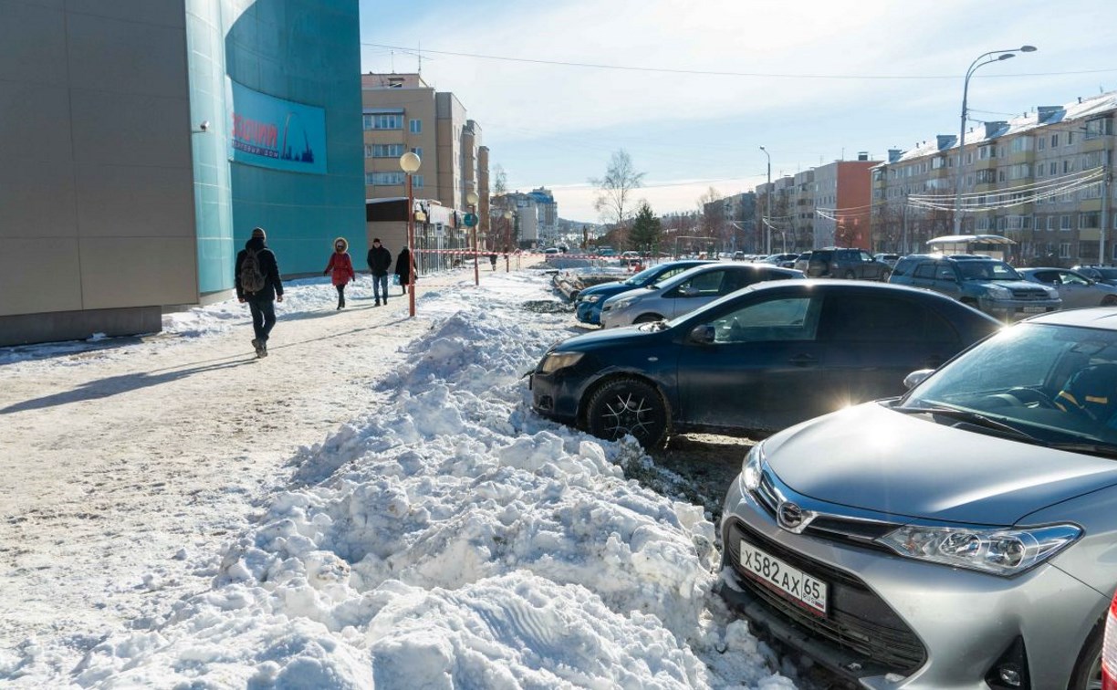 Мэр Южно-Сахалинска потребовал освободить площадки возле ТЦ от снега