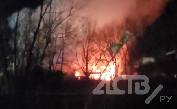 Жилой дом сгорел в Аниве, пламя охватило 50 квадратов