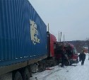 Контейнеровоз и пассажирский автобус столкнулись в Соловьевке