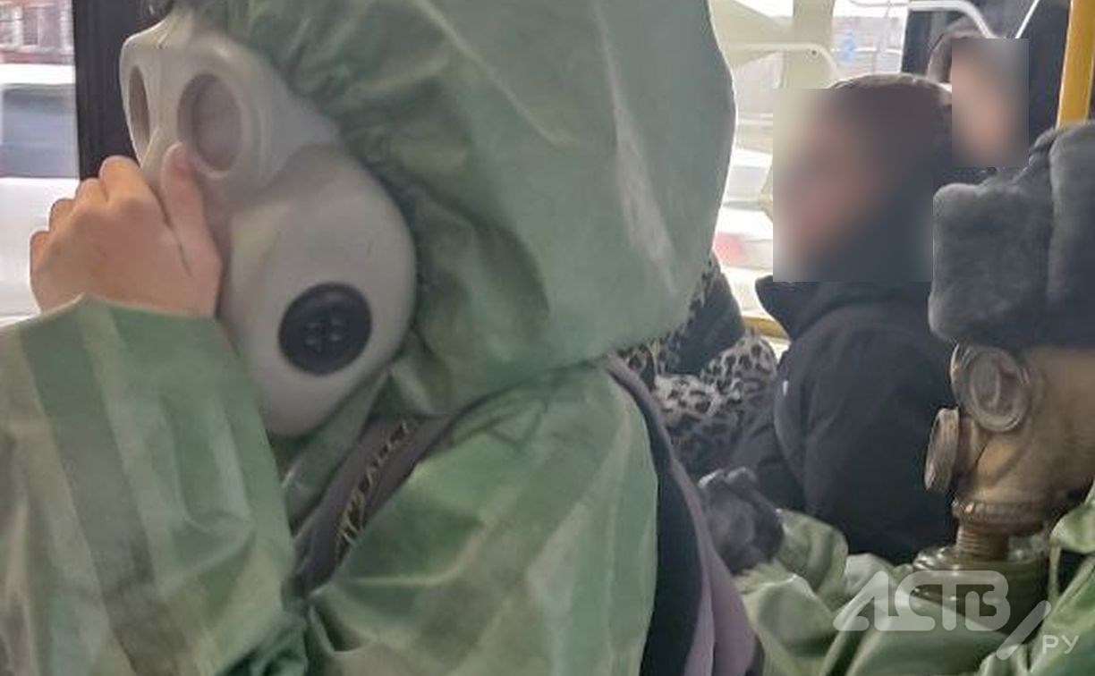 Происходит что-то странное: "миньоны" в костюмах химзащиты зашли в автобус в Южно-Сахалинске