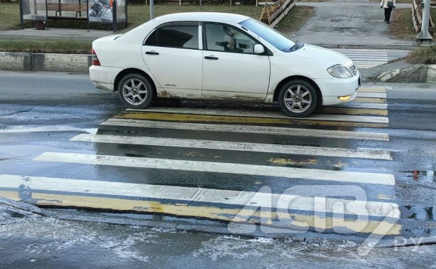"Дети летели под машины": пешеходный переход в Южно-Сахалинске подтопило из-за утечки 