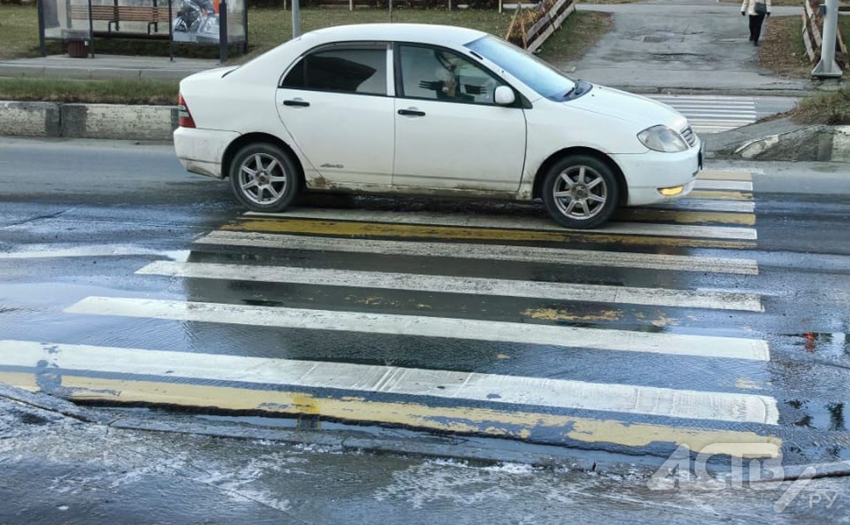 "Дети летели под машины": пешеходный переход в Южно-Сахалинске подтопило из-за утечки 