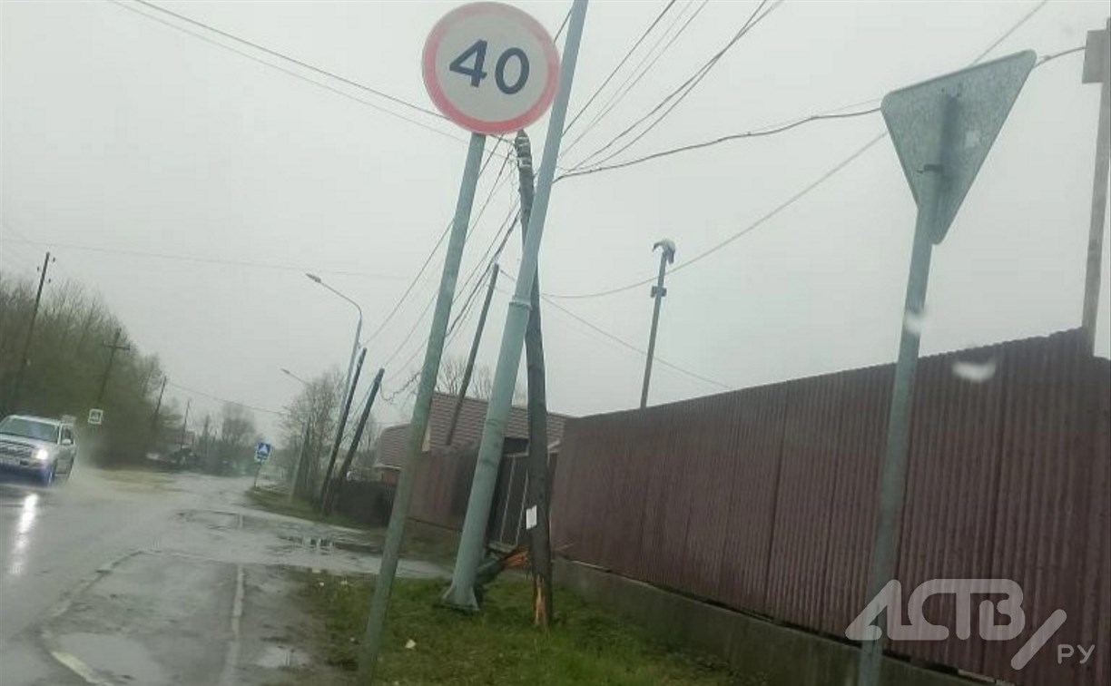 В Южно-Сахалинске столб навис над проезжей частью и тротуаром