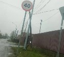 В Южно-Сахалинске столб навис над проезжей частью и тротуаром