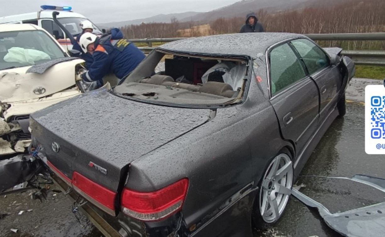 Девушка за рулём Toyota Mark II спровоцировала массовое ДТП на Сахалине - в числе пострадавших ребёнок Девушка за рулём Toyota Mark II спровоцировала массовое ДТП на Сахалине - в числе пострадавших ребёнок