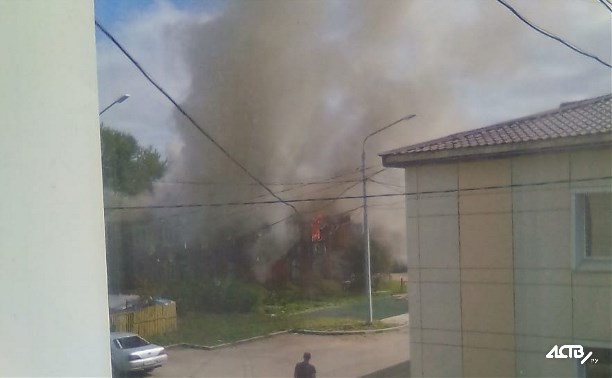 Пожар в восьмиквартирном жилом доме тушат в Смирных