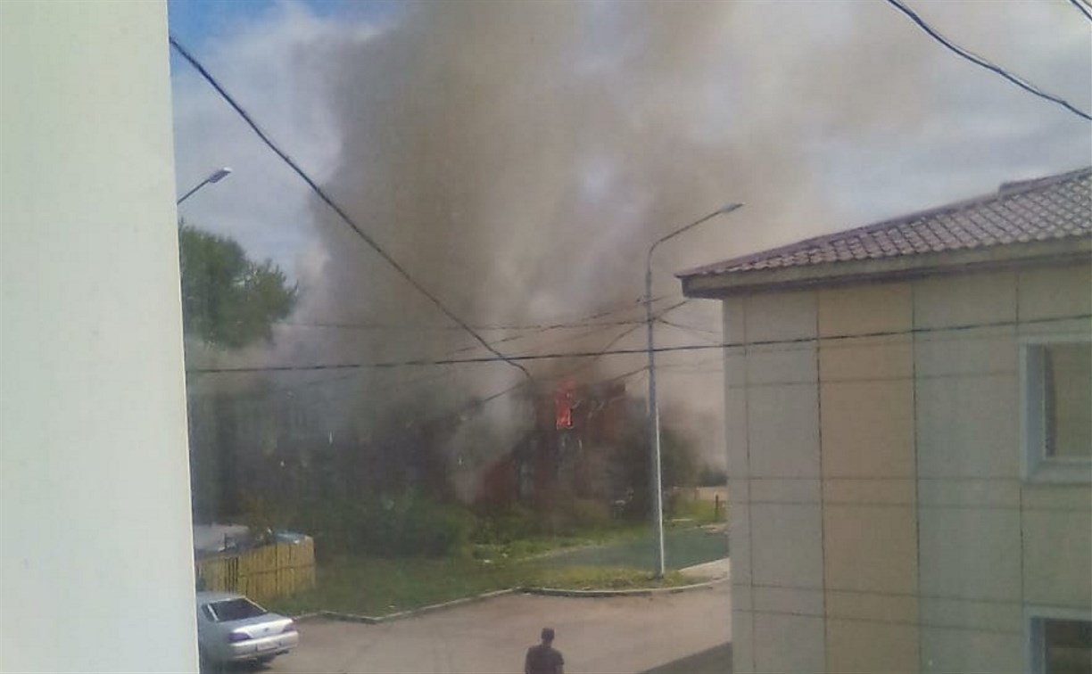 Пожар в восьмиквартирном жилом доме тушат в Смирных