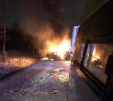 Водитель погиб в загоревшемся универсале при столкновении с грузовиком "Почты России"