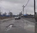 Ямы на улице Шлакоблочной в Южно-Сахалинске доросли до "канав"