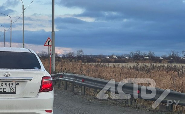 Здравствуй, первый гололед: жители юга Сахалина сообщают о гигантских пробках 