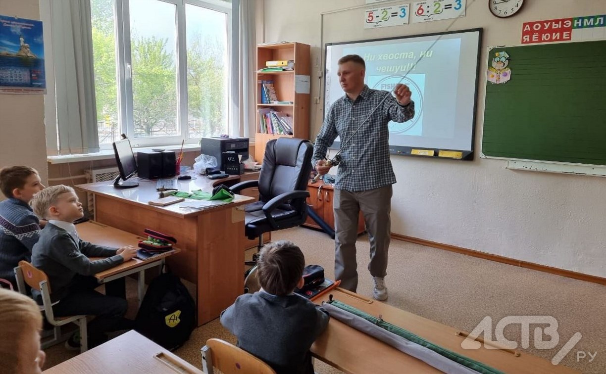 Когда с физруком повезло: детей на Сахалине учат правильно рыбачить ещё со школы