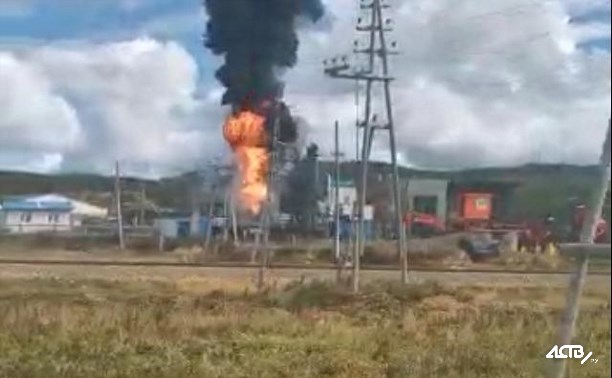 Пожар на территории асфальтового завода в Ильинском засняли сахалинцы