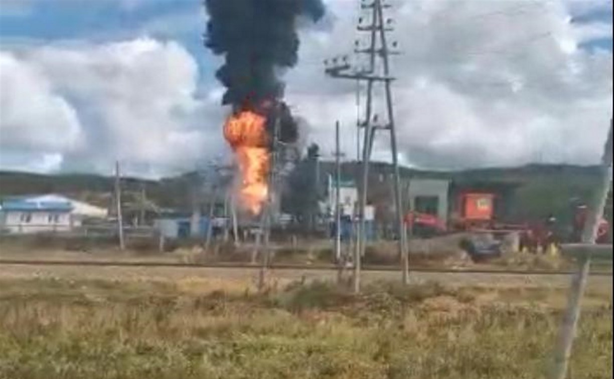 Пожар на территории асфальтового завода в Ильинском засняли сахалинцы