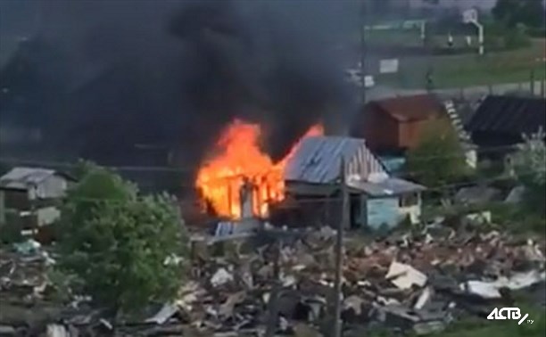Заброшенный дом горит в Поронайске