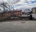 Упавшие деревья и блэкаут в селе: сильный ветер прошёлся по южным районам Сахалина