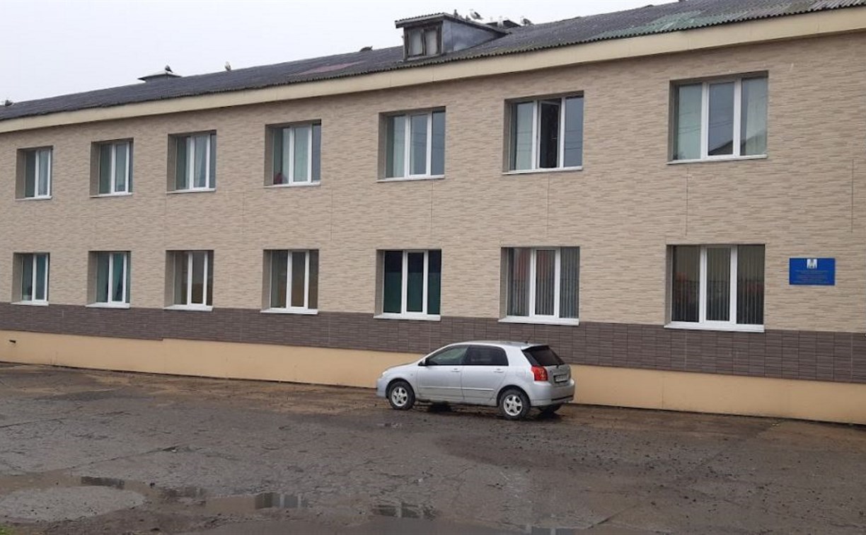 На территории южно-курильской больницы вводится пропускной режим