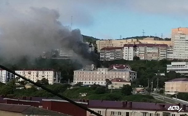 Пожар возник в расселенной пятиэтажке в Холмске