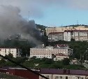 Пожар возник в расселенной пятиэтажке в Холмске
