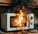 Бытовая техника и мебель загорелись в квартире в Южно-Сахалинске