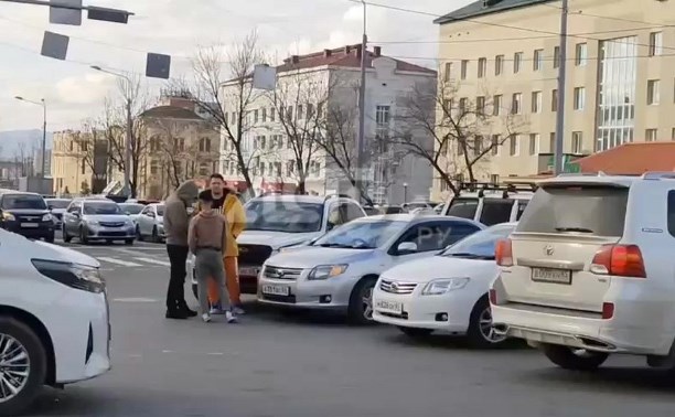 В Южно-Сахалинске собирается пробка из-за ДТП на перекрёстке