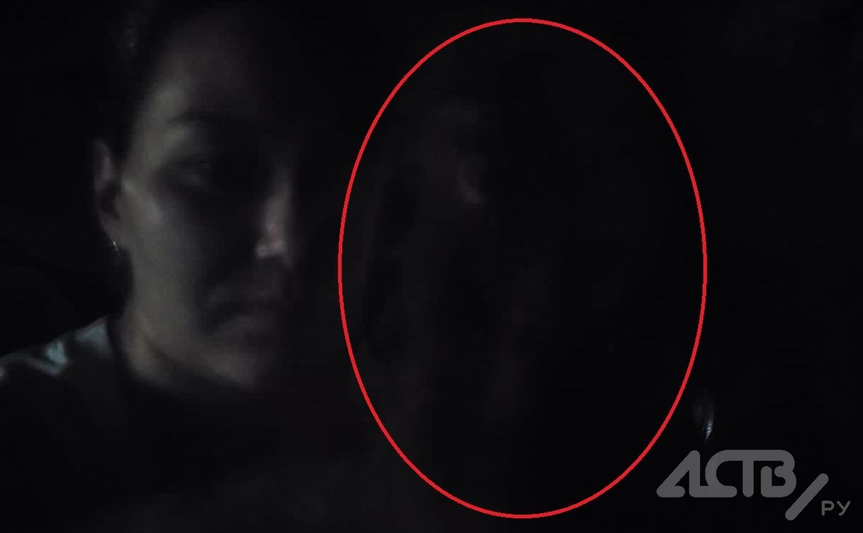 Две сестры на Сахалине сделали фото в "ведьмин час" и увидели странный объект