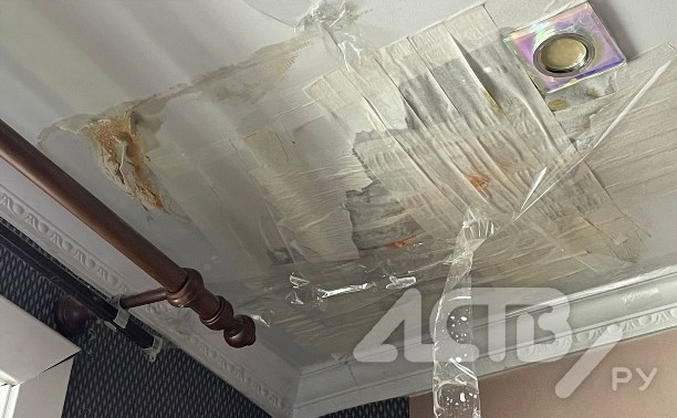 Водоотводы из скотча, раковина бьёт током: чудеса выдумки проявили жители Долинска при выживании в протёкших квартирах