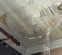 Водоотводы из скотча, раковина бьёт током: чудеса выдумки проявили жители Долинска при выживании в протёкших квартирах