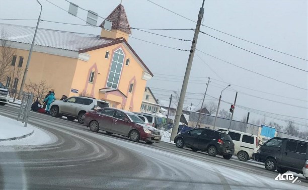 Очевидцев ДТП, в котором внедорожник сбил женщину, ищут в Южно-Сахалинске Очевидцев ДТП, в котором внедорожник сбил женщину, ищут в Южно-Сахалинске